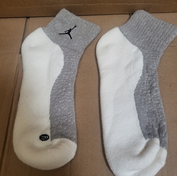 Jordan Grey/Black Quarter Top Socks Men Size 8-12 - Picture 2 of 5